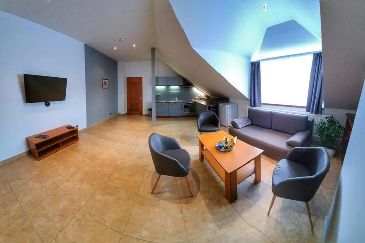 Room 6 of 25