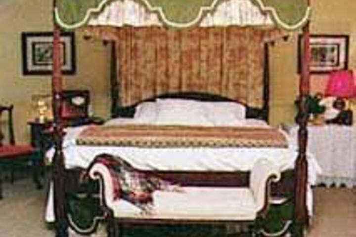 Room 12 of 18