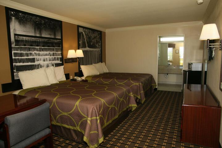 2 Double Beds (5 of 10)