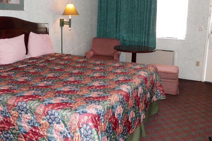 1 King Bed (2 of 10)