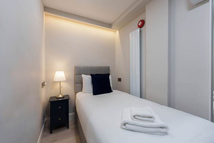 Room 33 of 106