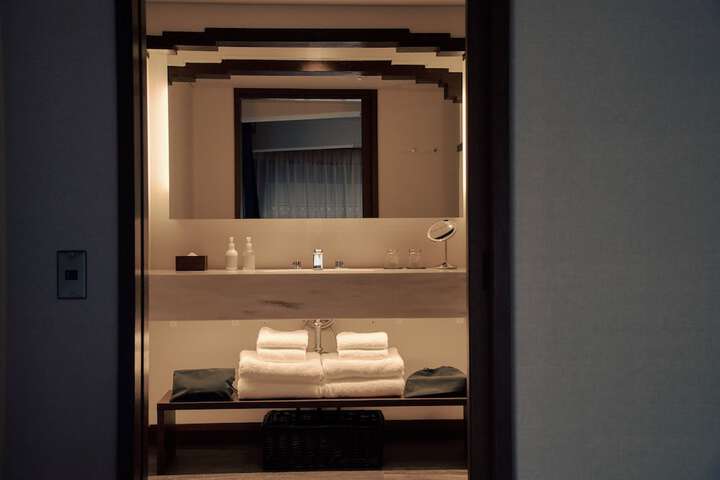Room 77 of 106