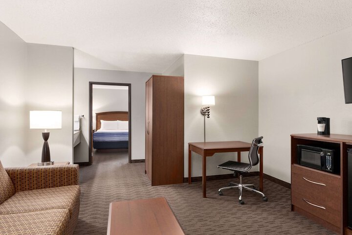 1 King Bed 1 Bedroom Business Suite Second Floor (8 of 17)