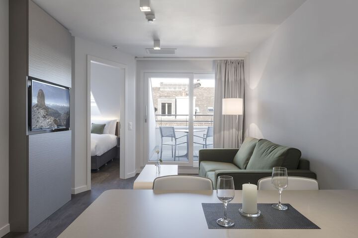 Room 4 of 32