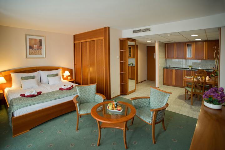 Room 8 of 77