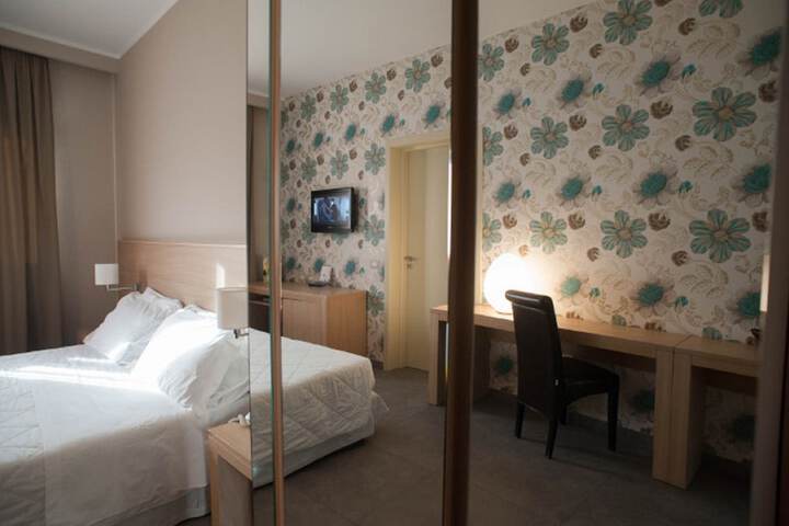Room 9 of 32