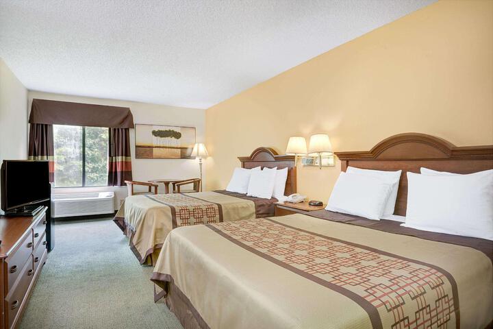 2 Queen Beds (5 of 7)
