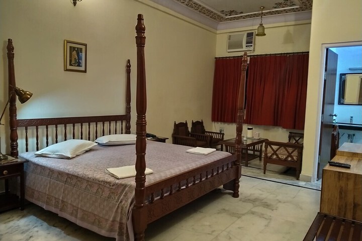Room 13 of 76