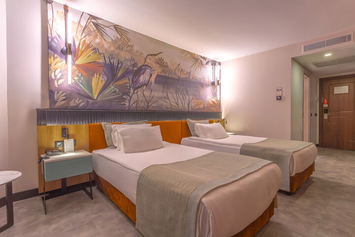 Room 28 of 107