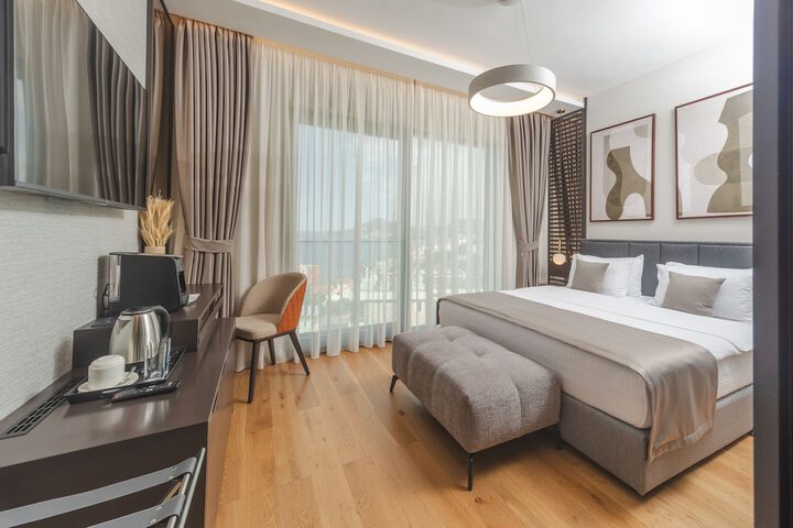 Room 30 of 198