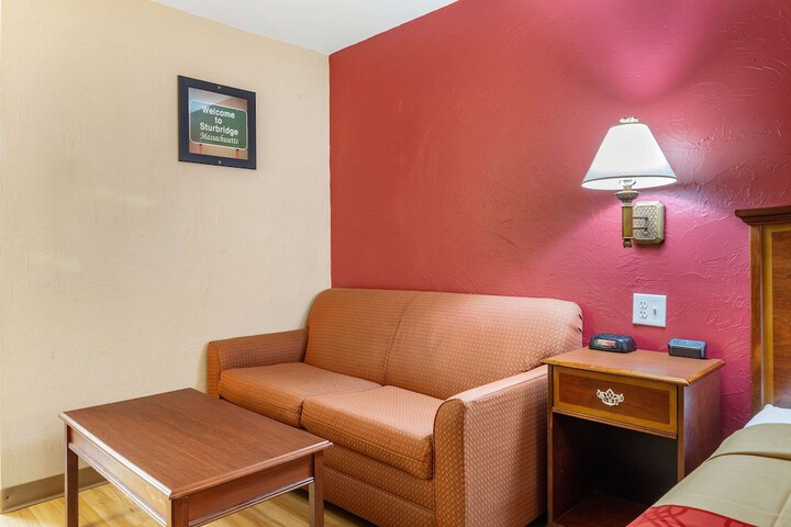 1 King Bed (2 of 14)