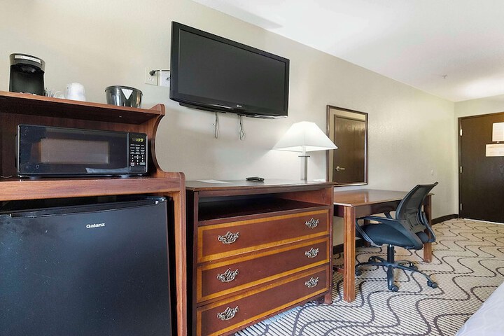1 King Bed Desk Microwave and Refrigerator WiFi Full Breakfast (5 of 10)