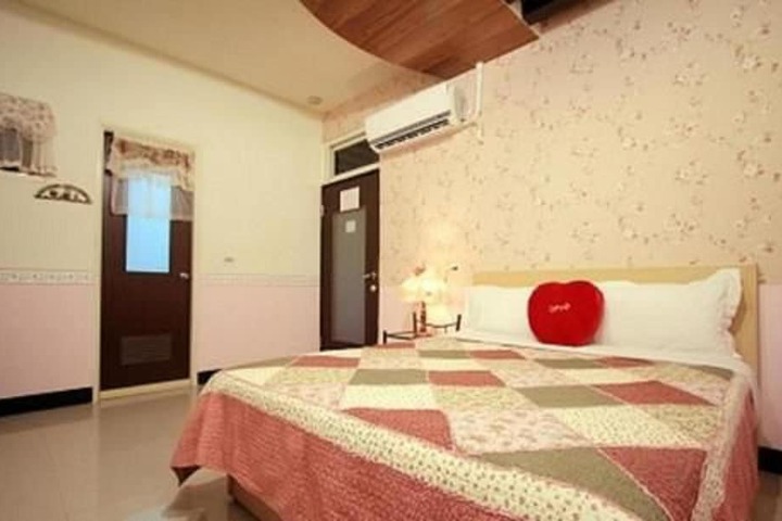 Room 9 of 33