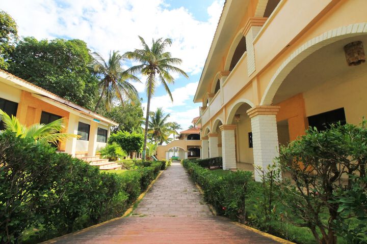 Hotel Exterior 27 of 33