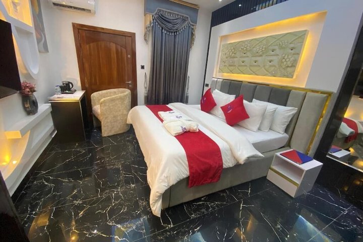 Room 4 of 32