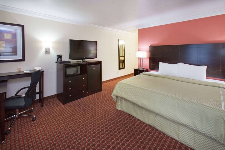 1 King Bed (9 of 13)