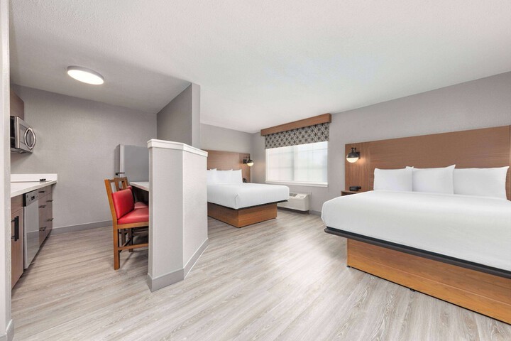 1 Queen Bed Suite Full Kitchen (3 of 15)