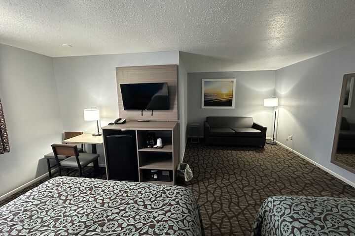 1 Queen Bed Mobility Accessible Bathtub with Grab Bars (7 of 10)
