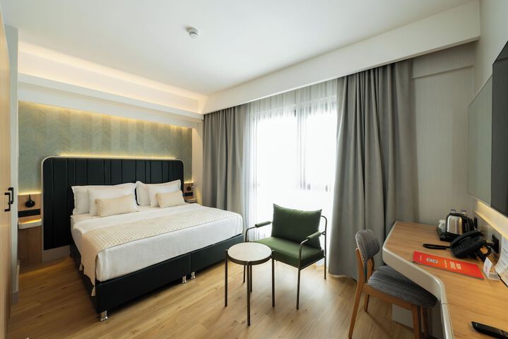 Room 33 of 76