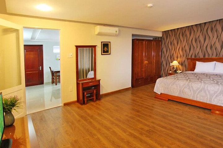 Room 10 of 27