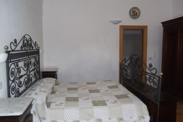 Room 10 of 37
