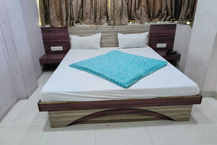 Room 4 of 32