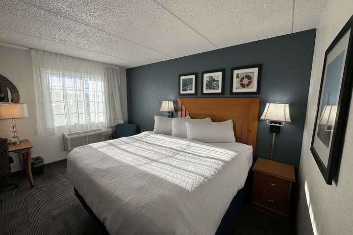 1 King Bed Work Desk Work Space Refrigerator, Coffee and Tea Maker Full Breakfast (3 of 6)