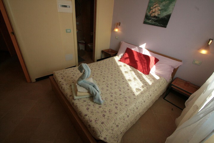 Room 6 of 32