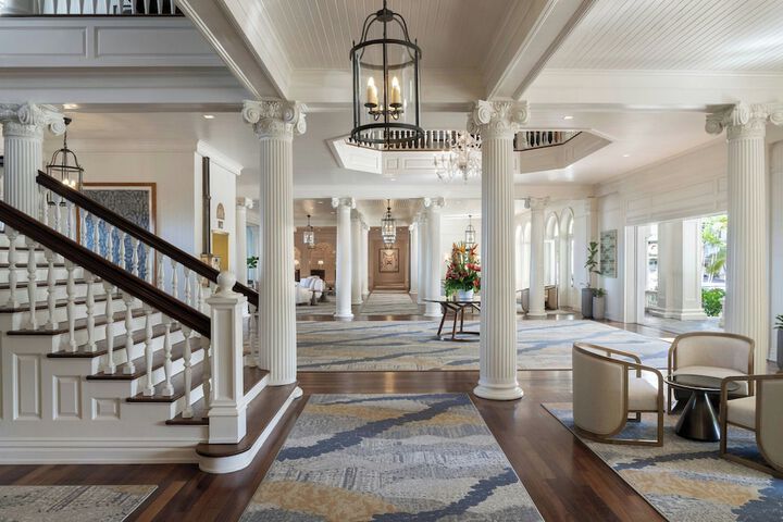Lobby lounge