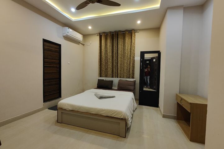 Room 11 of 25