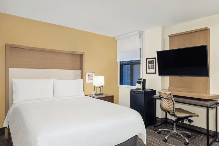 1 Queen Bed (9 of 12)