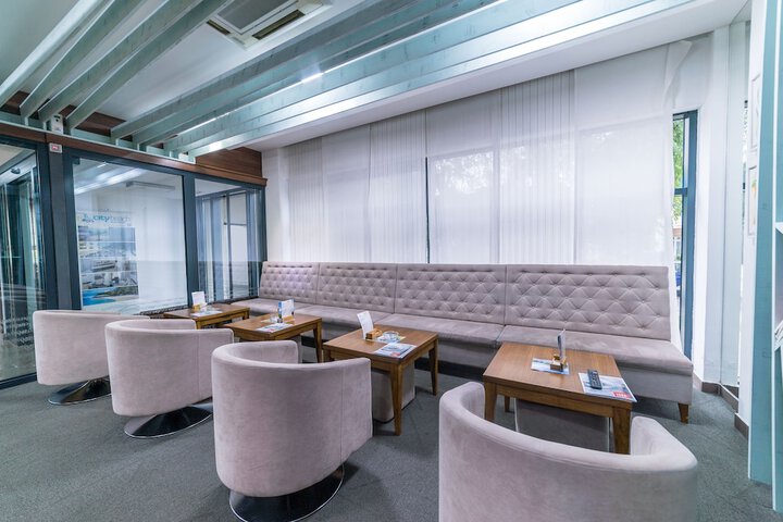 Lounge 93 of 103