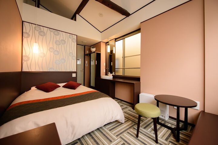 Room 6 of 17