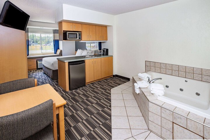 2 Queen Bed Mobility Hearing Accessible Room Roll in Shower (33 of 44)