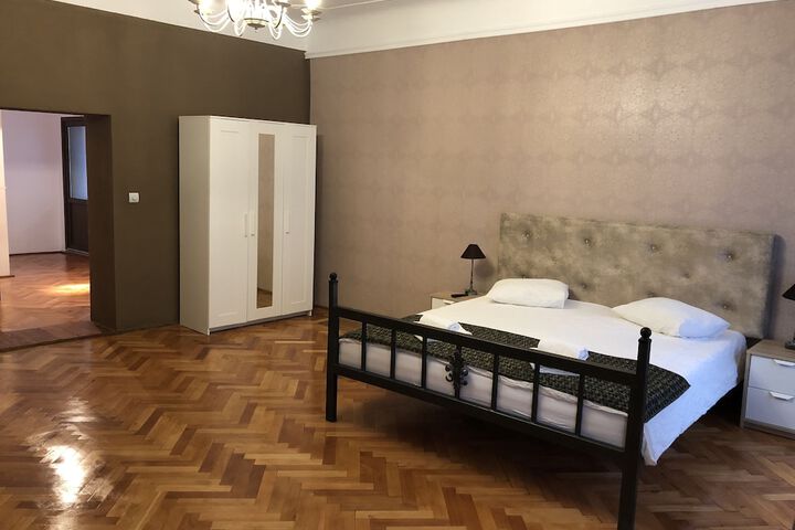 Room 15 of 32