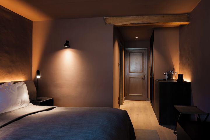 Room 9 of 30