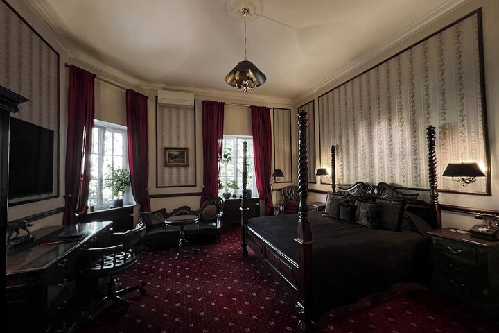 Room 10 of 33