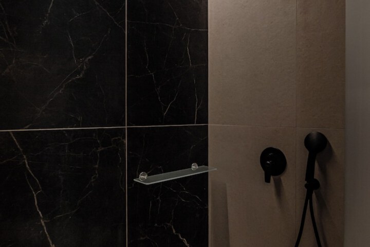 Room 52 of 77