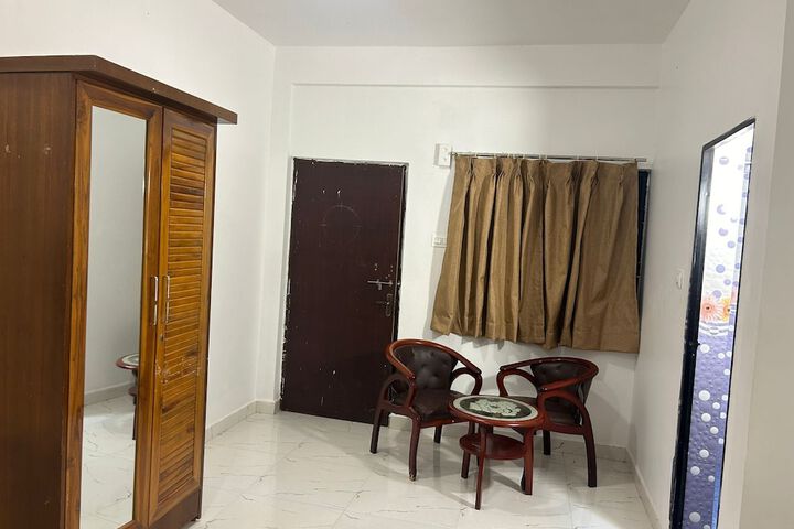 Room 6 of 16