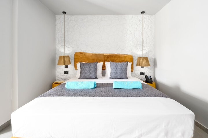Room 16 of 40