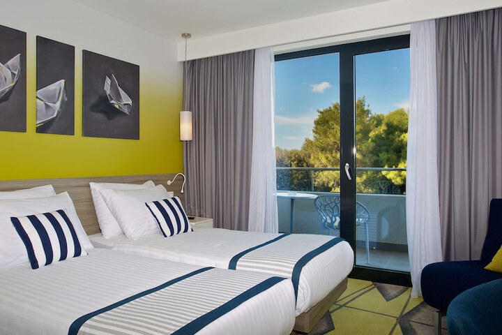 Room 28 of 130