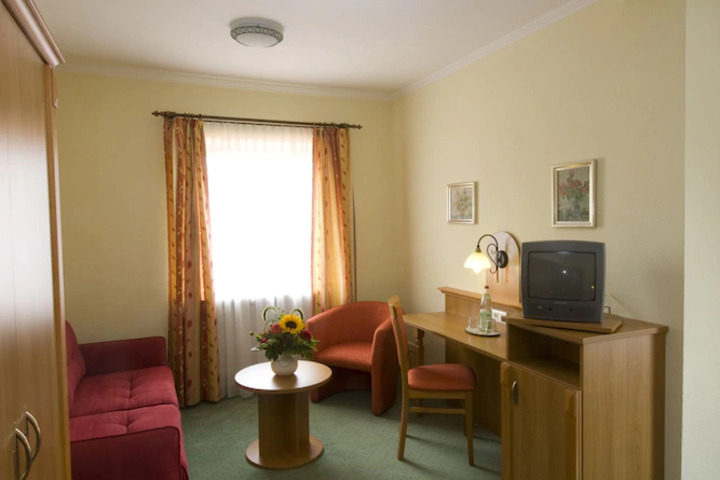 Room 4 of 7