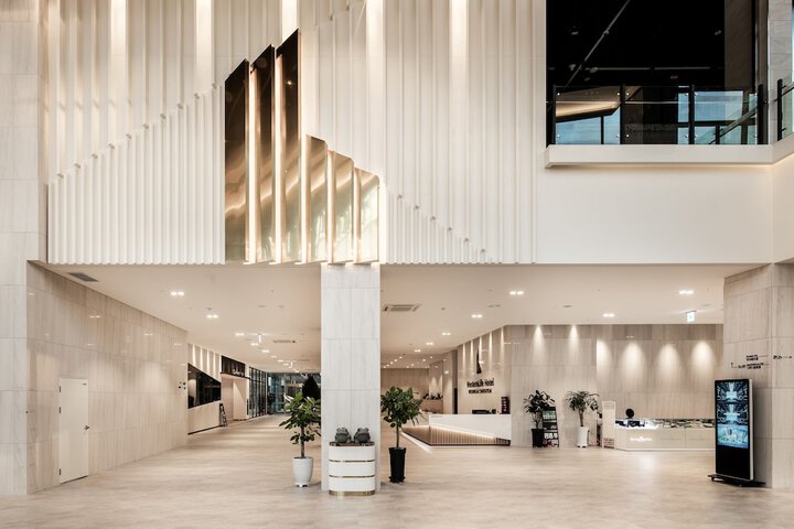 Entrance & Lobby