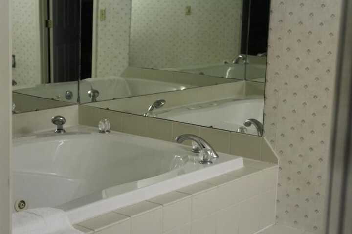 Room 10 of 18