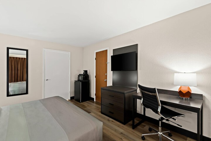 Room 13 of 30