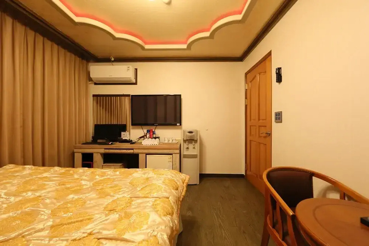 Room 6 of 14