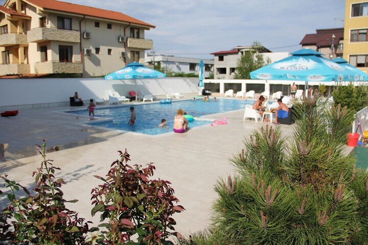 Pool 33 of 68