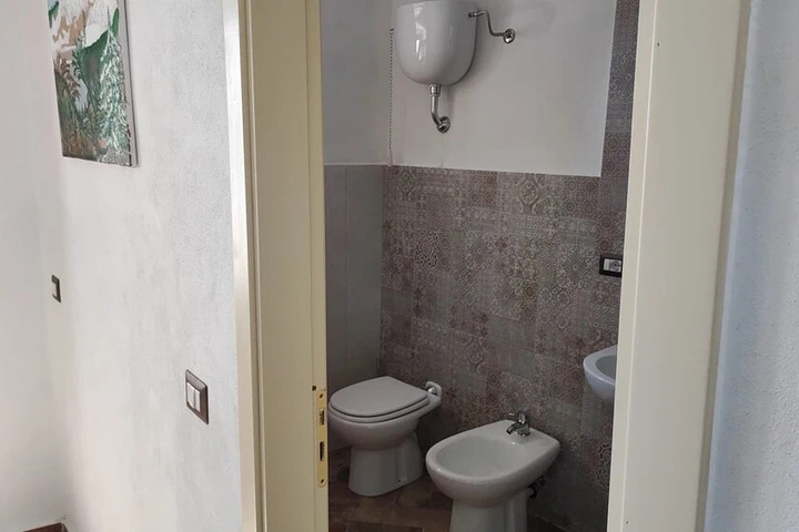 Room 7 of 9