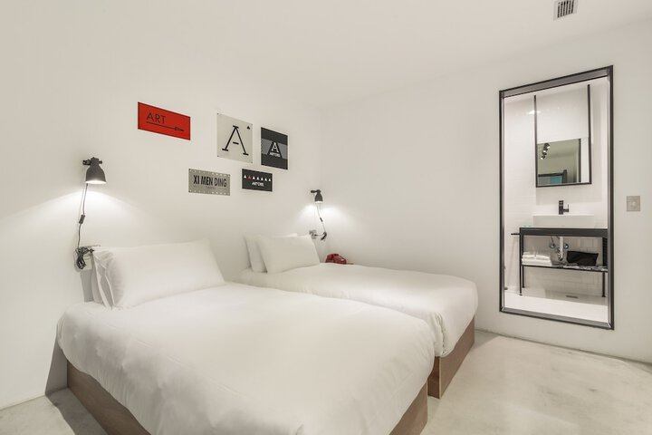 Room 18 of 109