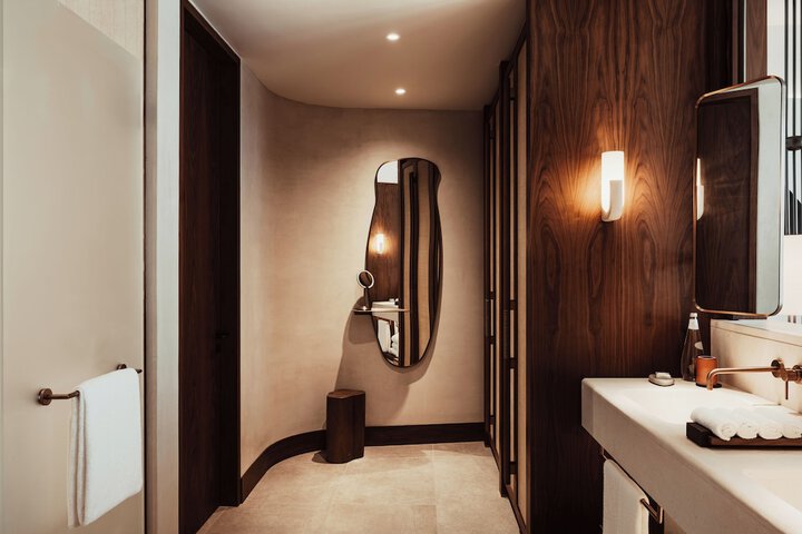 Room 48 of 96
